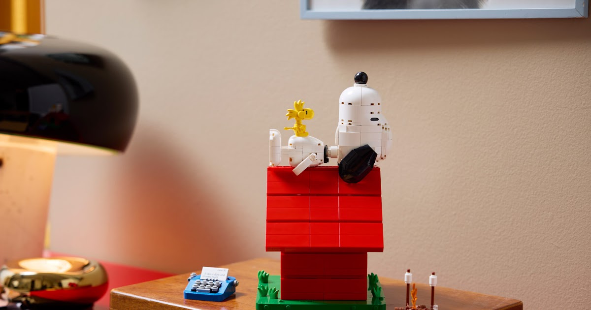 Explore LEGO 21368 Snoopy's Doghouse: Poses, Typewriter & Campfire Magic